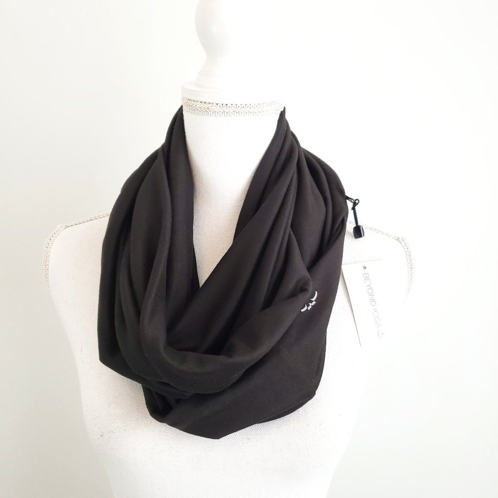 Beyond Yoga Women's Black Pocket Infinity Scarf